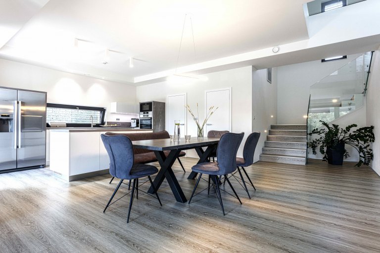 Pasivní Vila dům v Podolance je výsledkem&nbsp;dlouhodobé a pečlivé spolupráce&nbsp;náročného investora a našeho ateliéru. Výsledkem je&nbsp;maximálně…