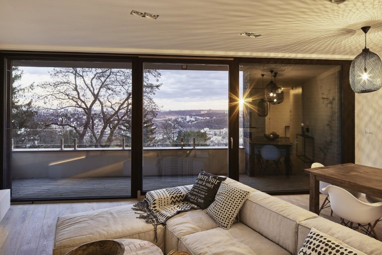 Byt v Barrandovských zahradách

Tentokrát šlo o to získat bydlení ve městě, co nejlepší možné místo. Takový byt, útočiště když chcete být chvilku sami nebo…