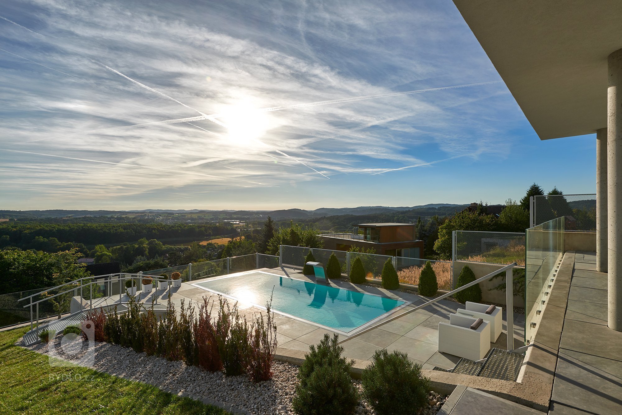 Jedná se o&nbsp;dvoupodlažní dům ve strmém svahu. Přístup do domu je z&nbsp;ulice ze severní části. Celé spodní podlaží je z&nbsp;pohledu ulice skryto pod…