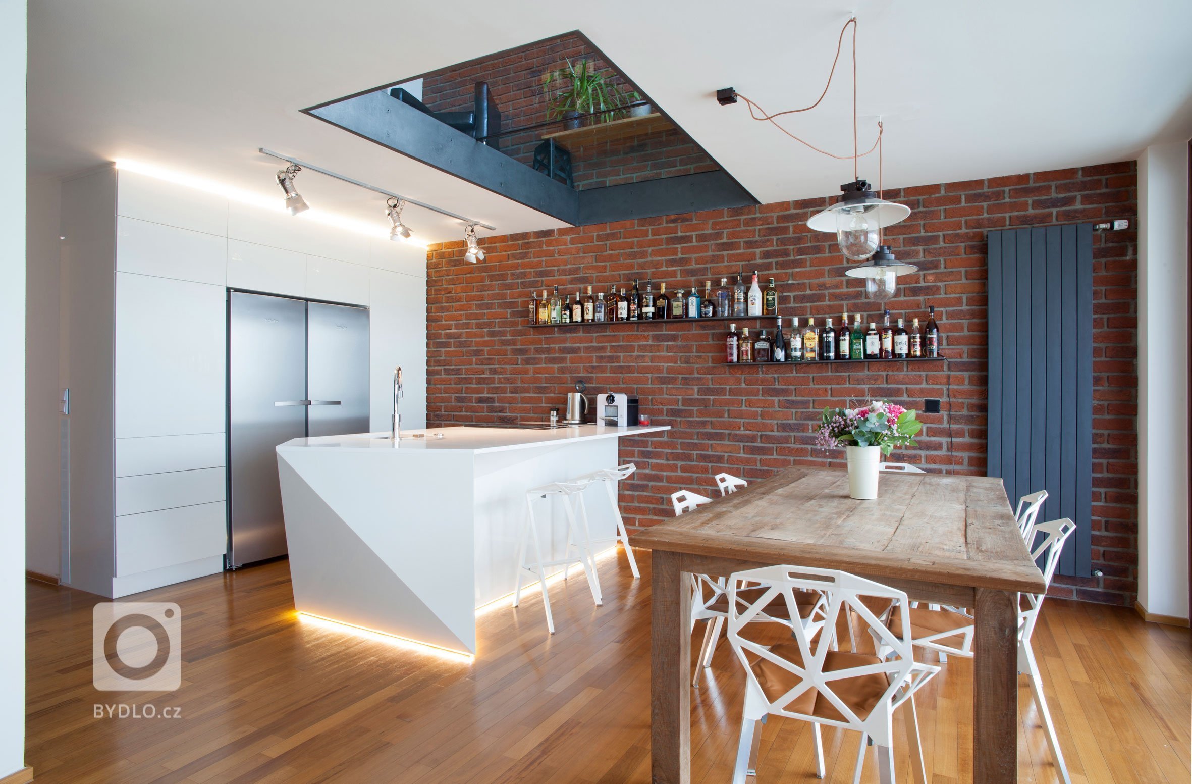 Triplex od pražského ateliéru B2&nbsp;Architecture se nachází v bývalém karlínském industriálním komplexu, který v roce 2009 přestavěla rakouská kancelář…