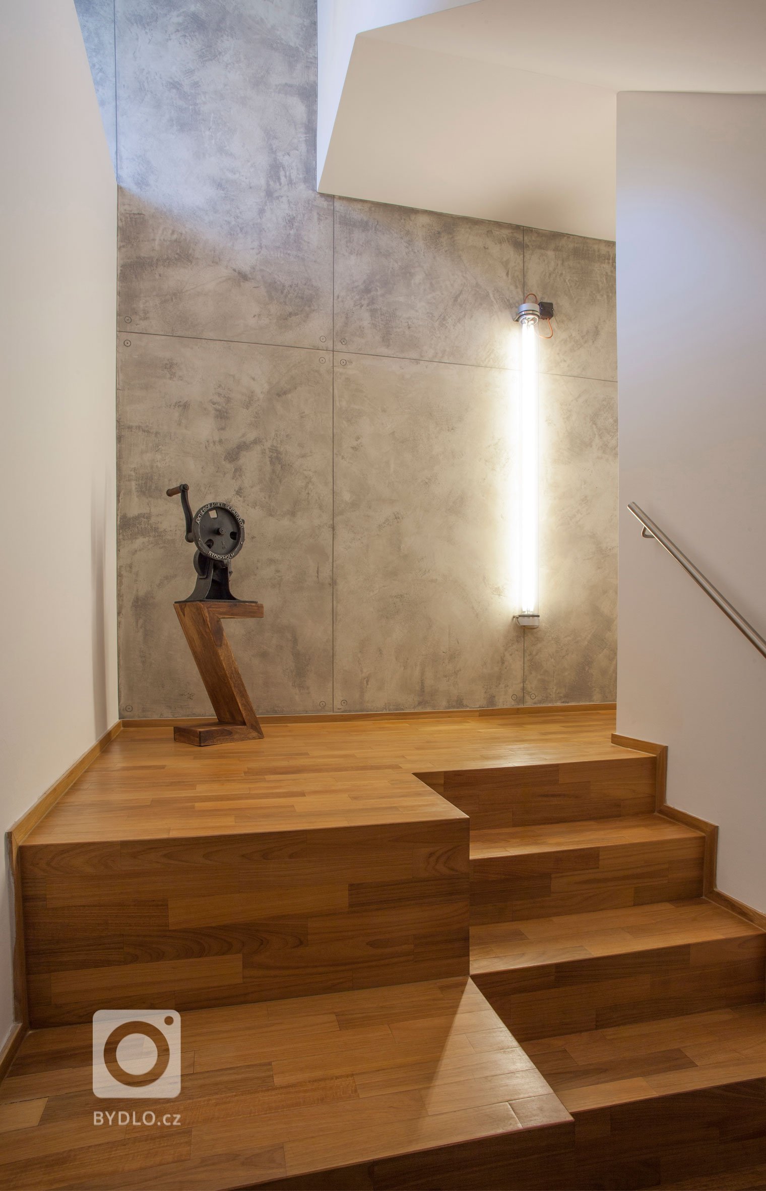 Triplex od pražského ateliéru B2&nbsp;Architecture se nachází v bývalém karlínském industriálním komplexu, který v roce 2009 přestavěla rakouská kancelář…