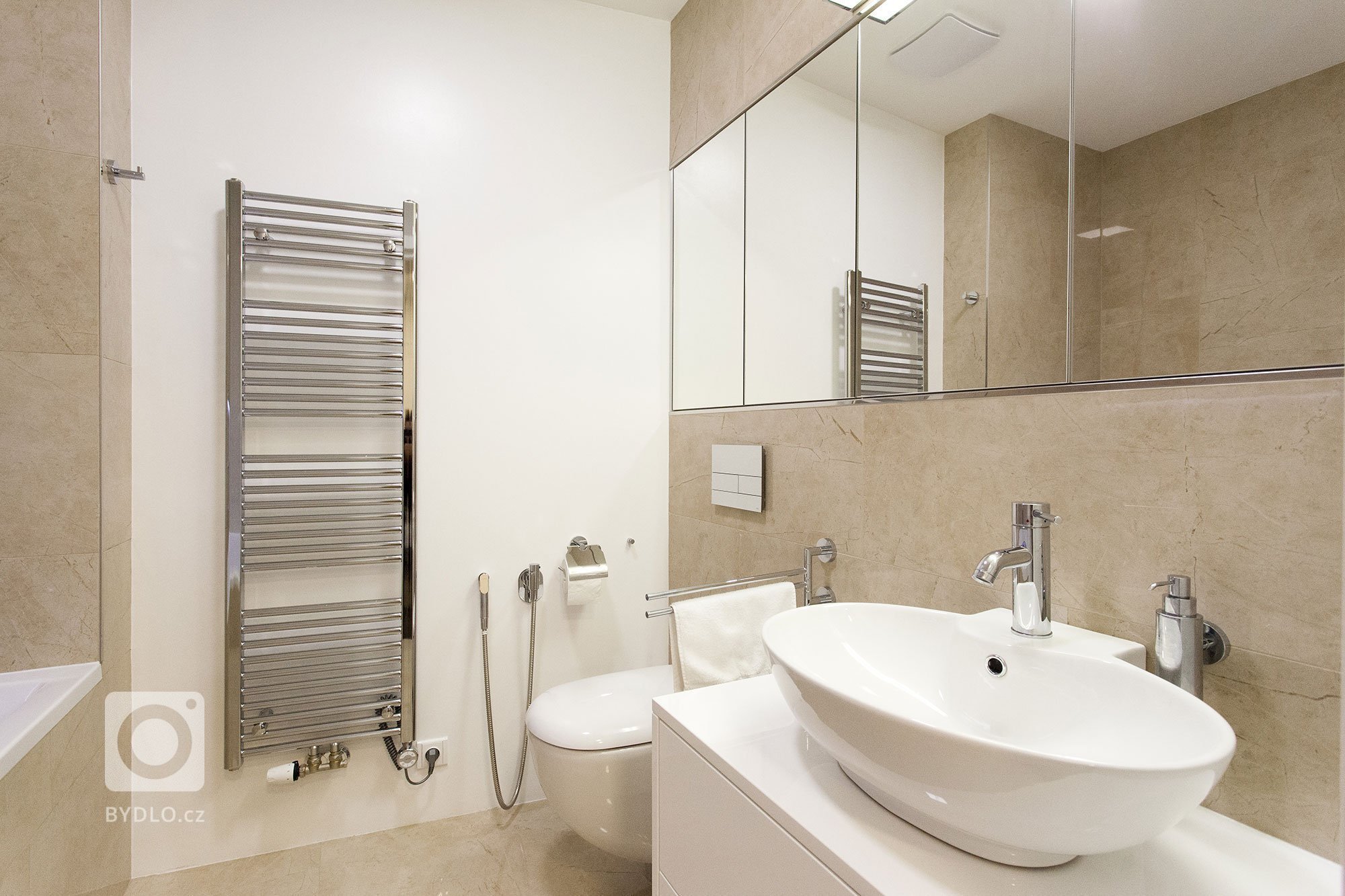 Základním konceptem interiéru je otevřený obytný pokoj s kuchyní a jídelním stolem na který navazuje soukromá část s ložnicemi. Dominantním materiálem je…