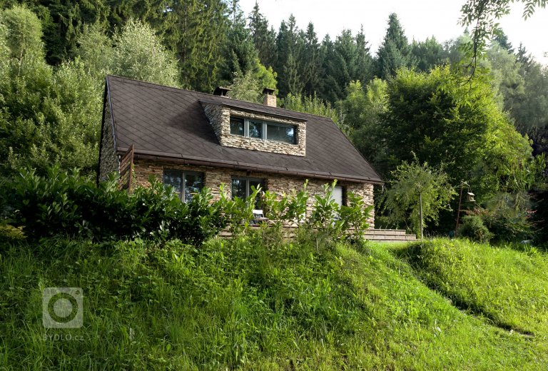 Mladý pár si přál přestavět chalupu z 80.let v oblasti Lipno na trvalé bydlení.
Hlavním cílem bylo uchovat prostornou formu domu a dosáhnout provázanosti s…