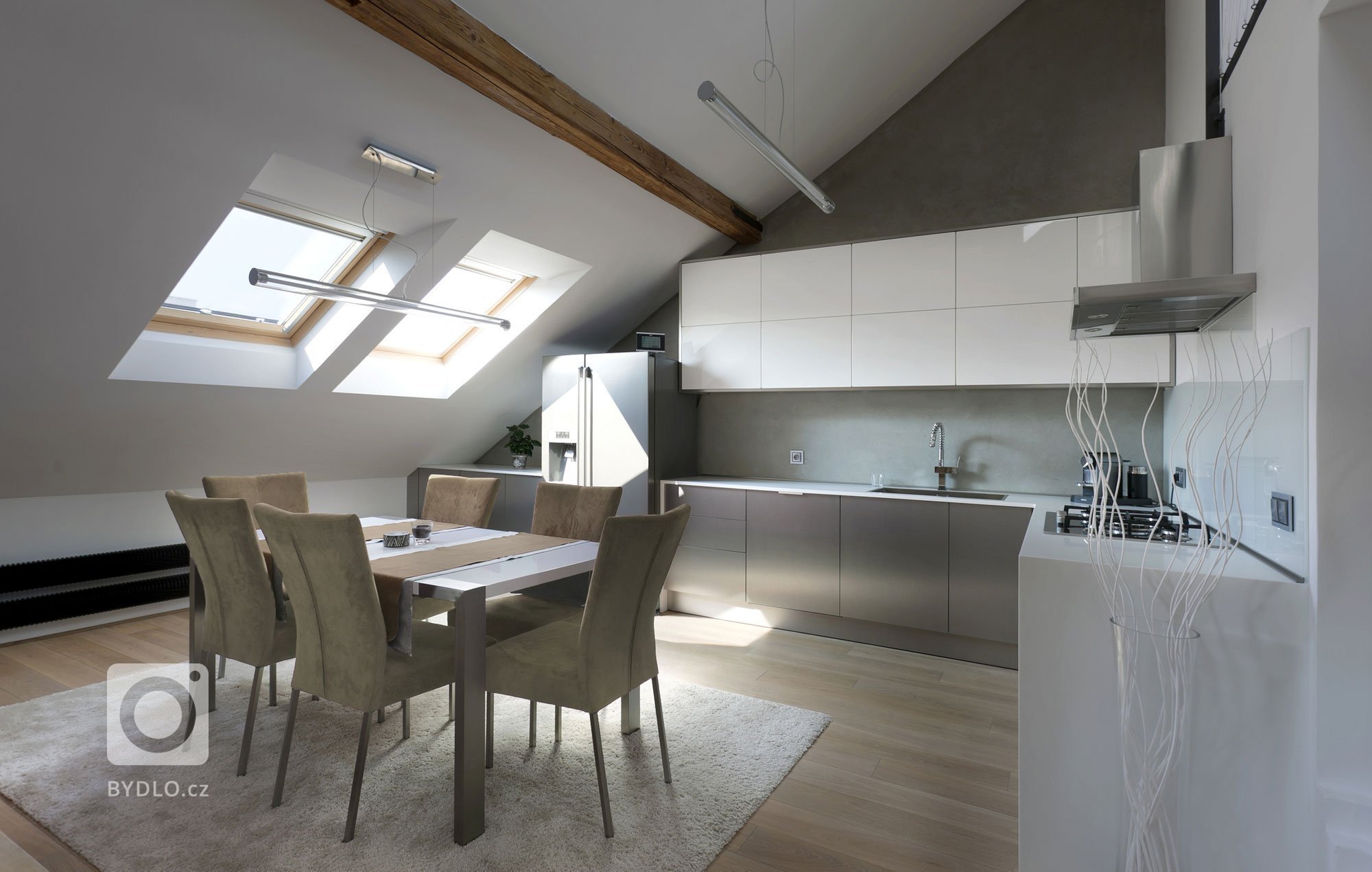 Velmi příjemně a moderně zařízený byt nacházející se v Praze v Dejvicích je ukázkou toho, jak vzdušně a přitom útulně může vypadat podkrovní byt i ve starším…