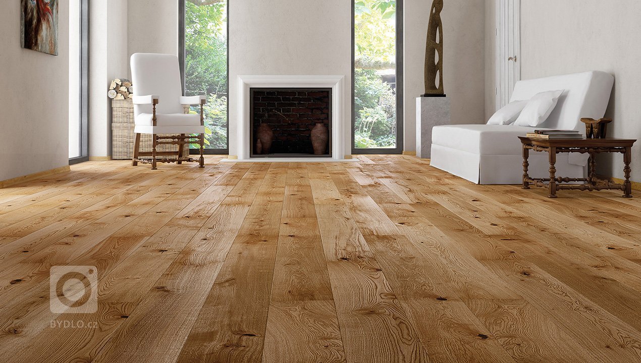 Dubová podlaha s 2x frézovanými hranami potažená bezbarvým přírodním olejem&nbsp;v interiéru&nbsp;rodinného domu v Praze.
