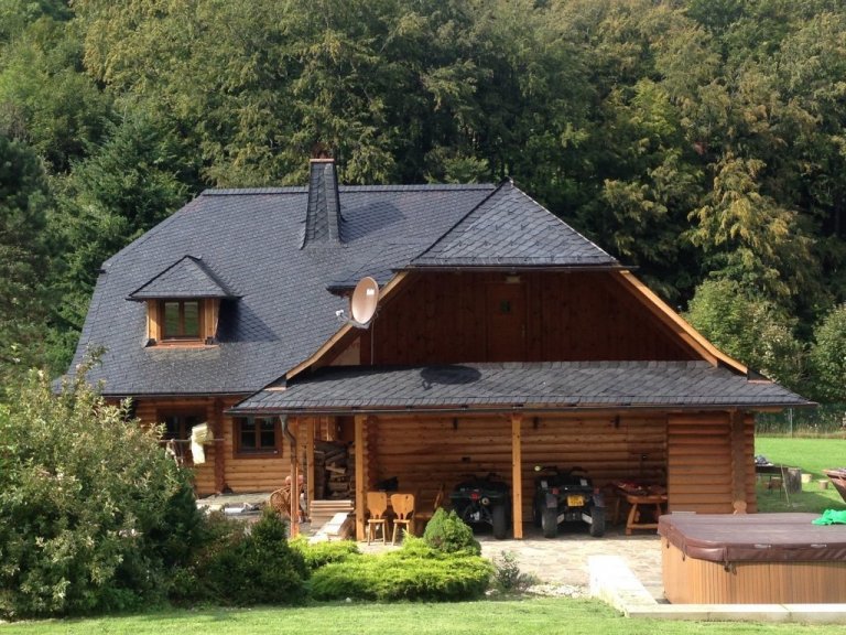 Kompletní rekonstrukce střešního pláště na víkendové roubence.
