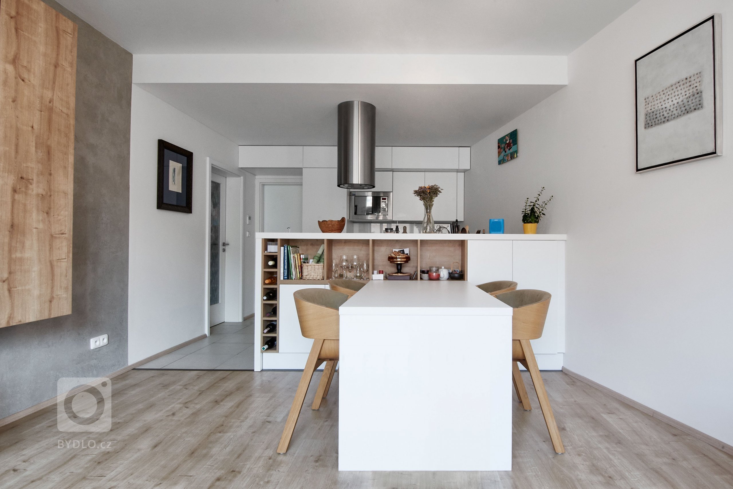 Návrh vestavby moderního interieru do bytu v novostavbě. Byt samotný je řešen v obývací části atypickými úhly. Což z něj z hlediska prostoru dělá zajímavý…