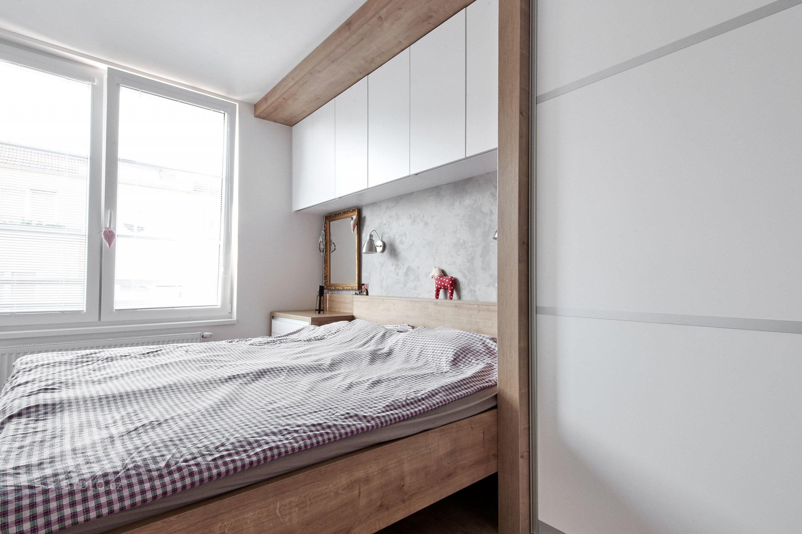 Návrh vestavby moderního interieru do bytu v novostavbě. Byt samotný je řešen v obývací části atypickými úhly. Což z něj z hlediska prostoru dělá zajímavý…