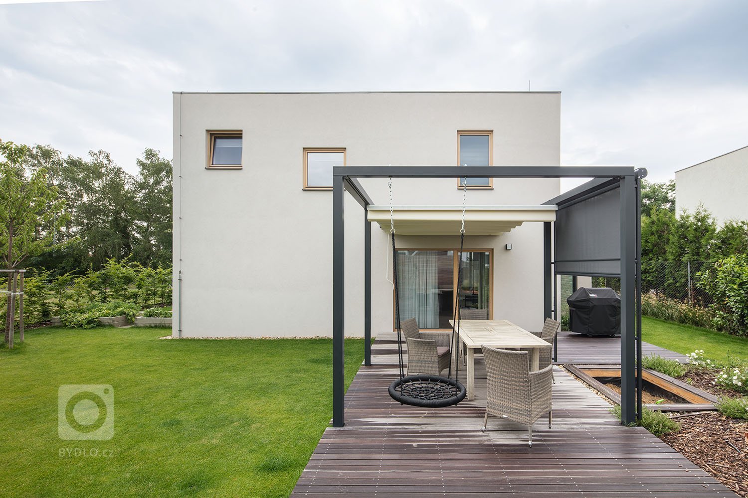 V&nbsp;hlavní roli světlo. Problém s&nbsp;nedostatkem denního světla v&nbsp;obytném prostoru jsme vyřešili na první pohled jednoduše &ndash; malou přístavbou o…