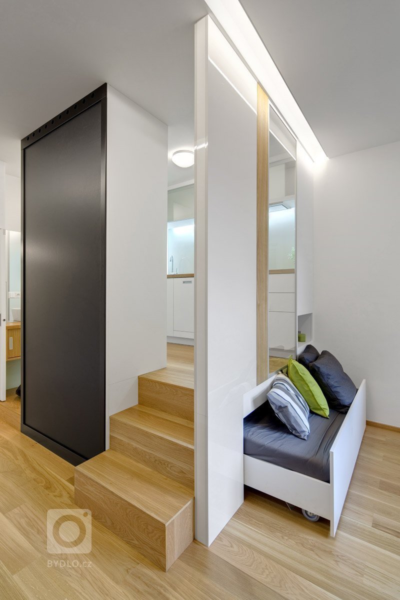 Malý prostor, velká výzva. Pokusili jsme se o zázrak a navrhli byt, který na ploše 23 m2 nabízí vše, co mladý člověk k životu potřebuje. Kuchyně na podiu s…