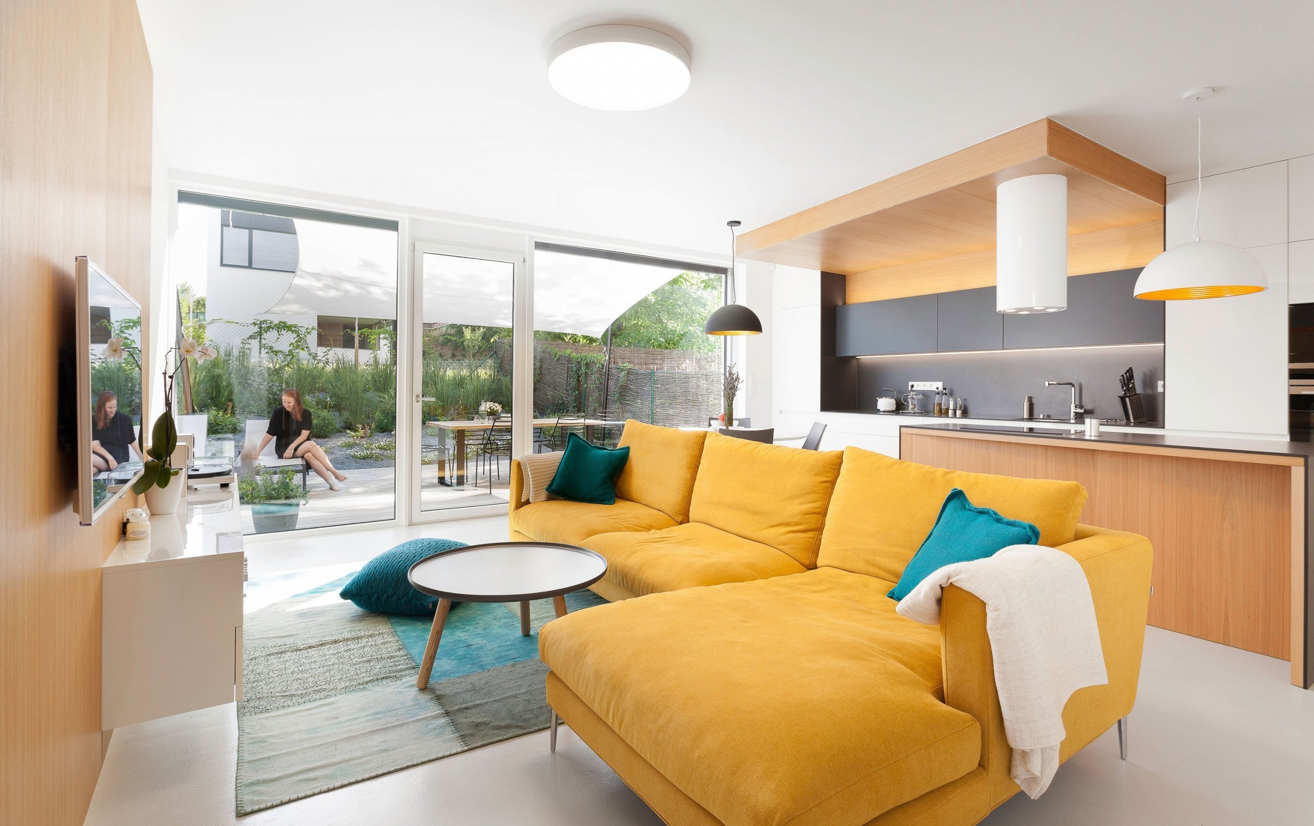 Strohá geometrie a bílá barva v&nbsp;kombinaci s&nbsp;přírodním olejovaným dubem a antracitově šedými plochami jako podklad pro barevné hrátky v&nbsp;prostoru.…