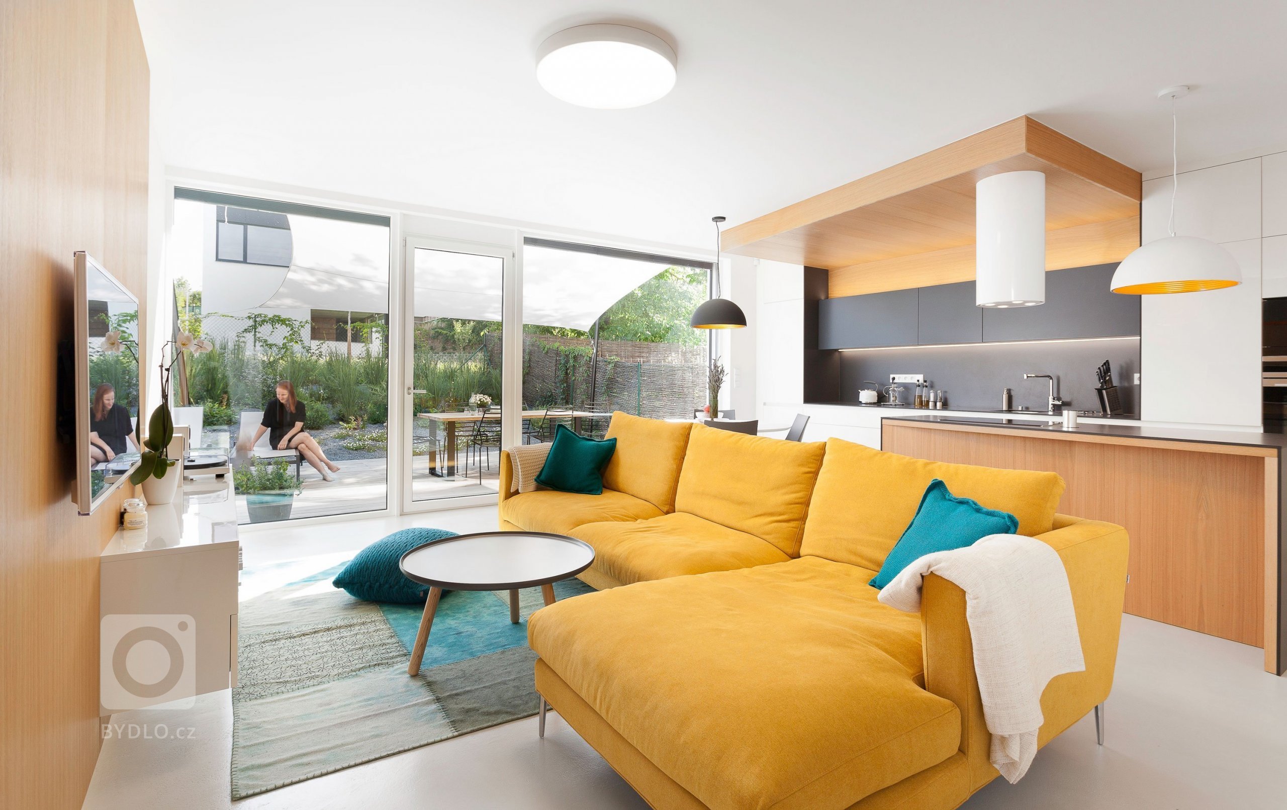 Strohá geometrie a bílá barva v&nbsp;kombinaci s&nbsp;přírodním olejovaným dubem a antracitově šedými plochami jako podklad pro barevné hrátky v&nbsp;prostoru.…