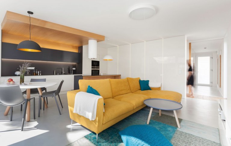 Strohá geometrie a bílá barva v&nbsp;kombinaci s&nbsp;přírodním olejovaným dubem a antracitově šedými plochami jako podklad pro barevné hrátky v&nbsp;prostoru.…