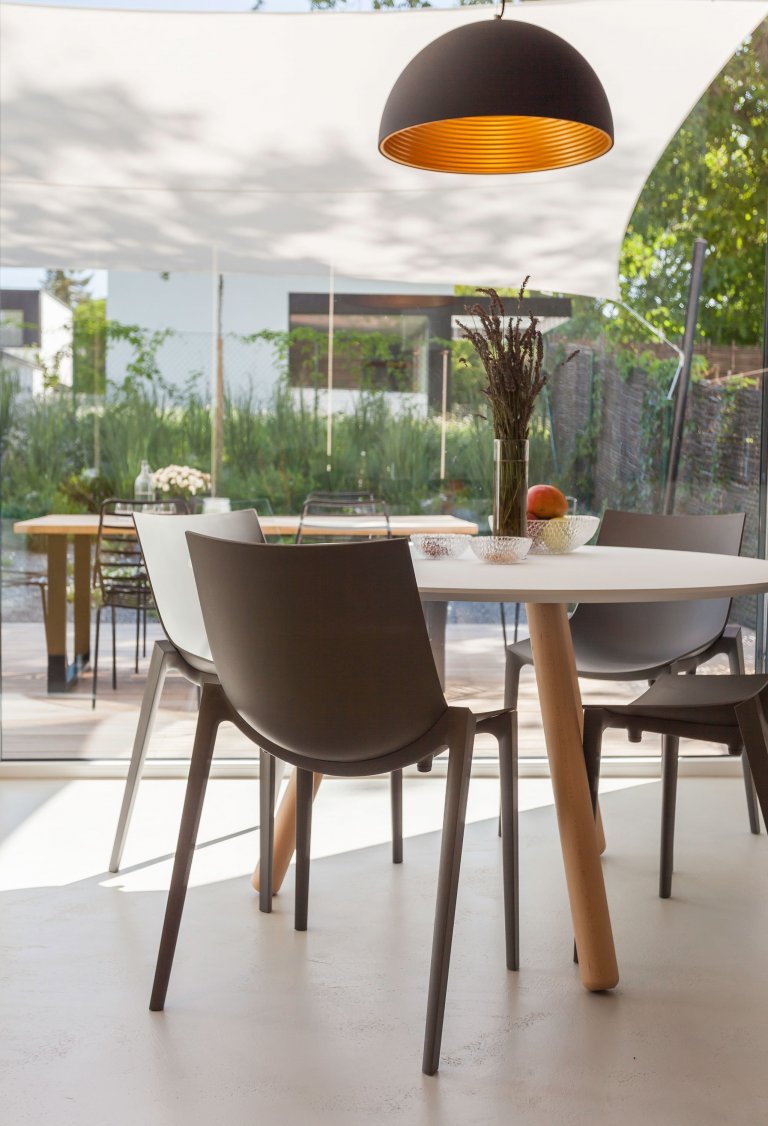 Strohá geometrie a bílá barva v&nbsp;kombinaci s&nbsp;přírodním olejovaným dubem a antracitově šedými plochami jako podklad pro barevné hrátky v&nbsp;prostoru.…