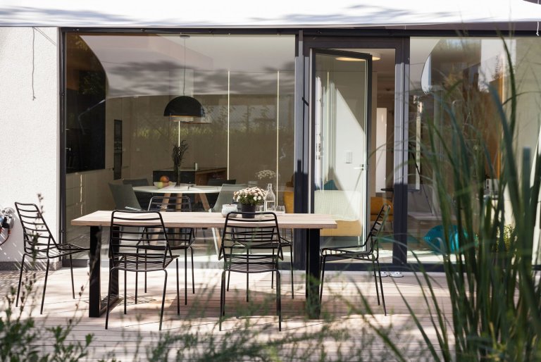 Strohá geometrie a bílá barva v&nbsp;kombinaci s&nbsp;přírodním olejovaným dubem a antracitově šedými plochami jako podklad pro barevné hrátky v&nbsp;prostoru.…