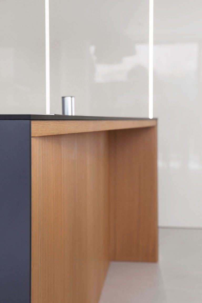 Strohá geometrie a bílá barva v&nbsp;kombinaci s&nbsp;přírodním olejovaným dubem a antracitově šedými plochami jako podklad pro barevné hrátky v&nbsp;prostoru.…