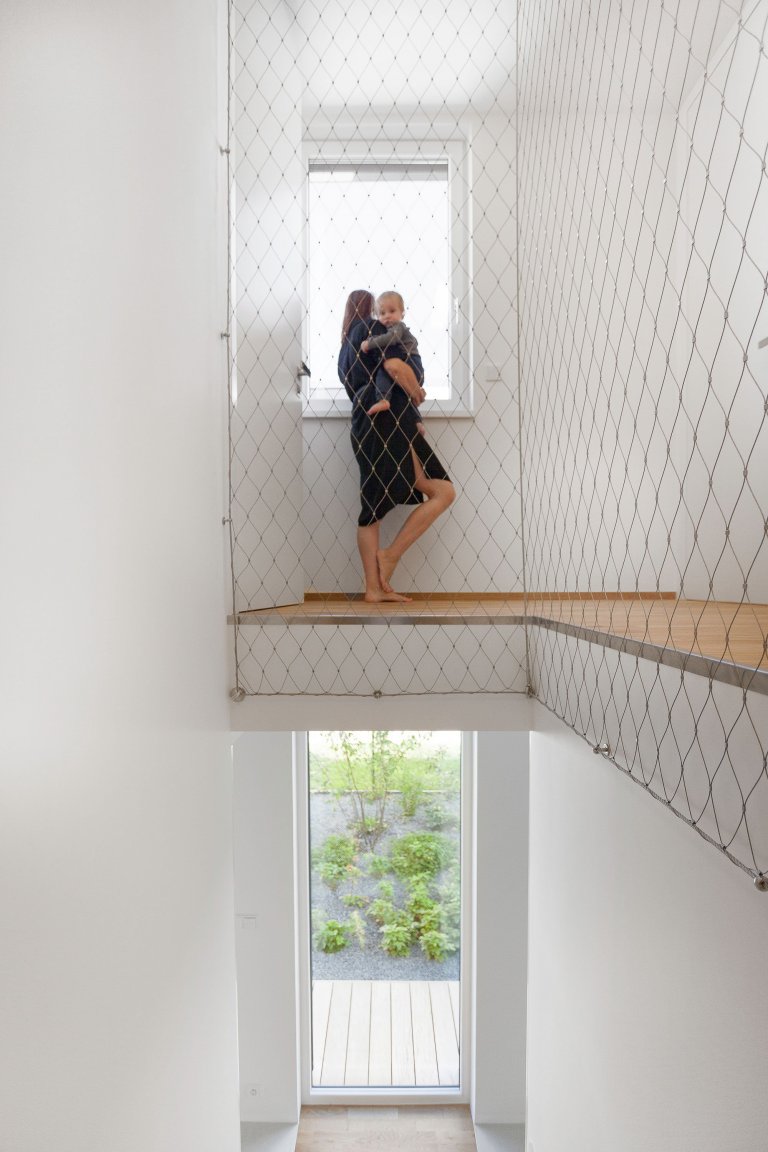 Strohá geometrie a bílá barva v&nbsp;kombinaci s&nbsp;přírodním olejovaným dubem a antracitově šedými plochami jako podklad pro barevné hrátky v&nbsp;prostoru.…