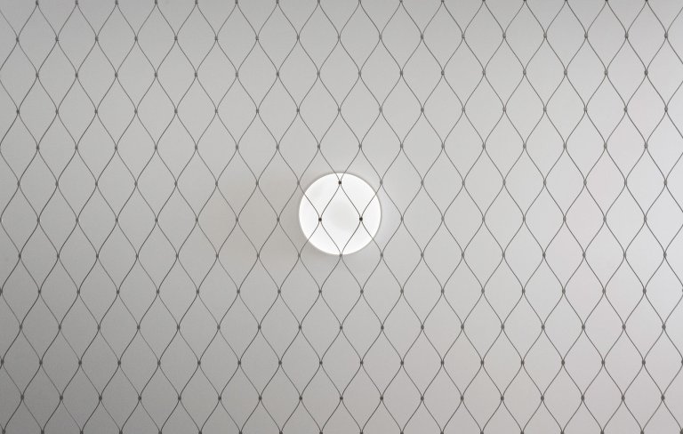 Strohá geometrie a bílá barva v&nbsp;kombinaci s&nbsp;přírodním olejovaným dubem a antracitově šedými plochami jako podklad pro barevné hrátky v&nbsp;prostoru.…