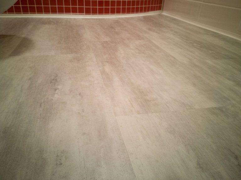 Detail vinylové podlahy BUKOMA CLICK dekor Mramor Světle Šedý