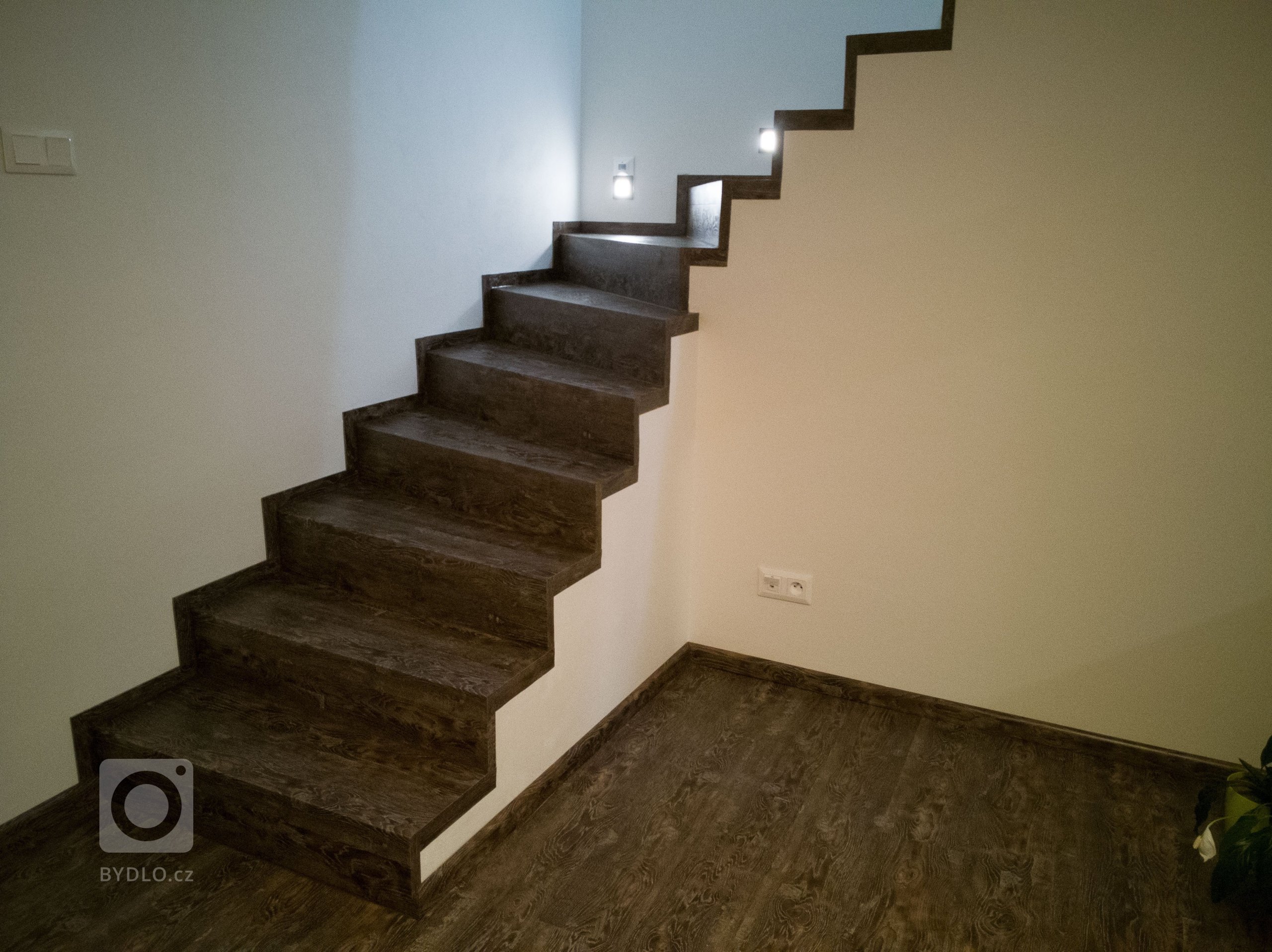 Točité schodiště z vinylové podlahy BUKOMA PREMIUM CLICK dekor dub Stoletý