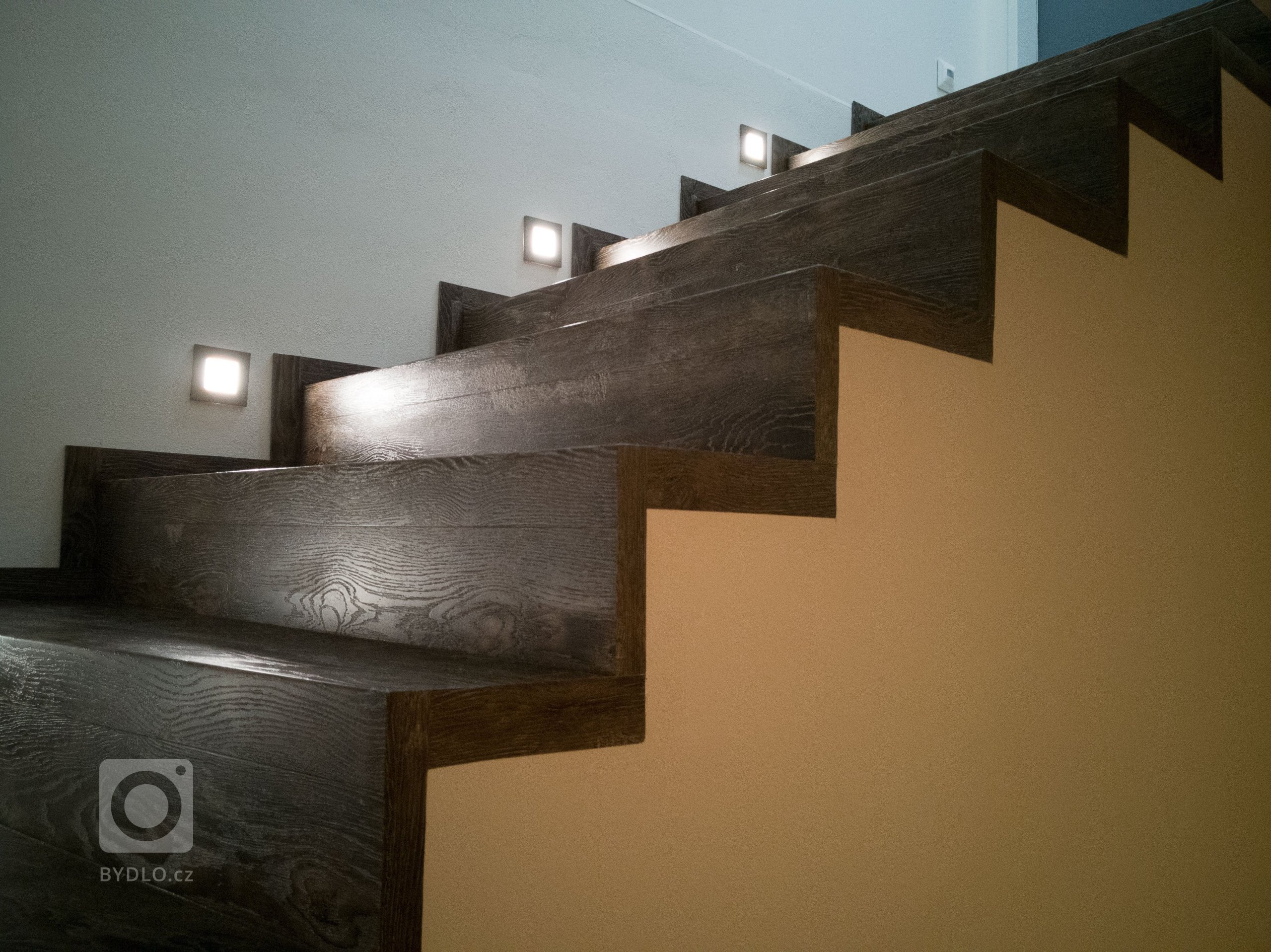 Další detail vinylových schodů s osvětlením