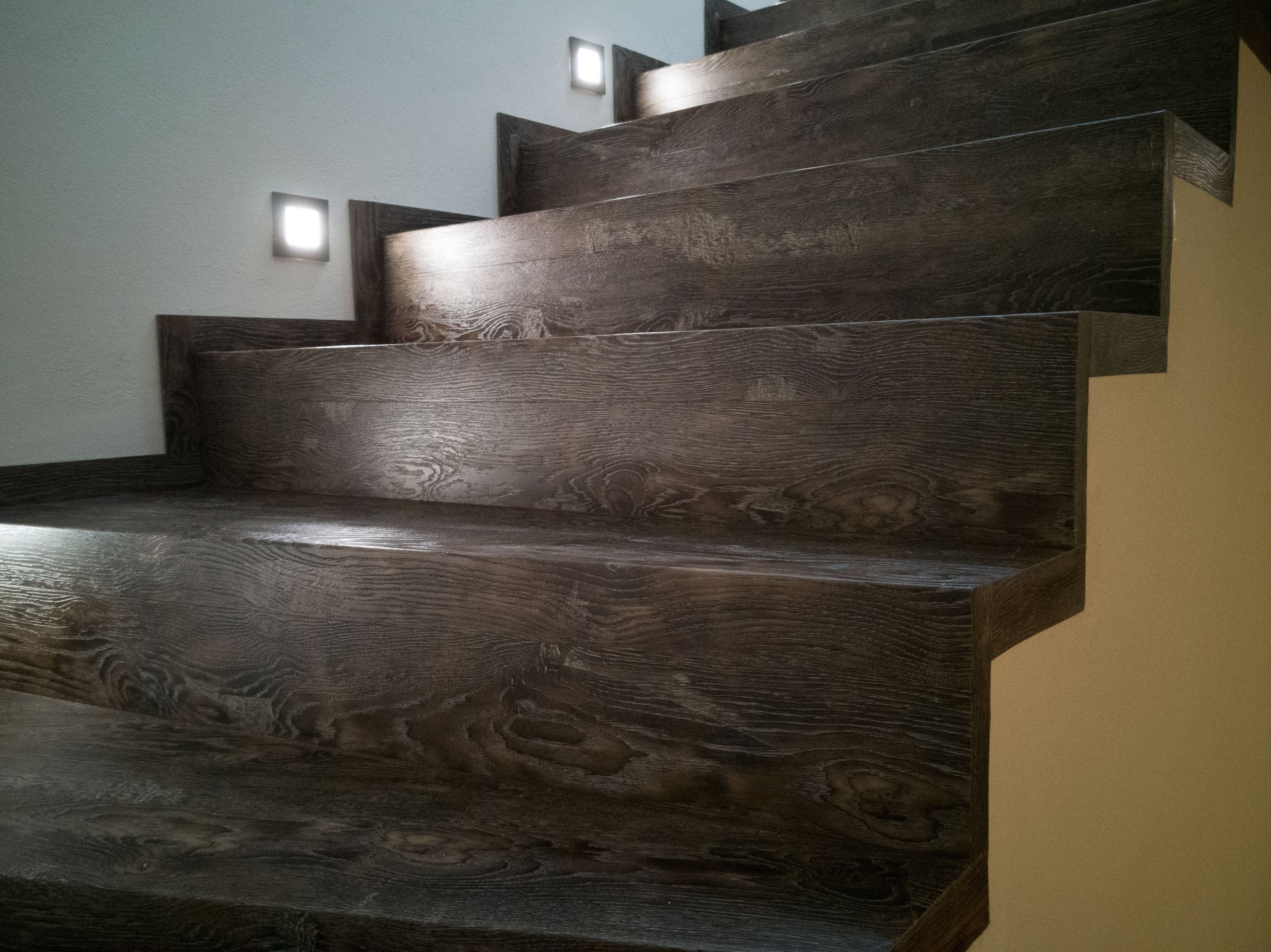 Detail schodiště z vinylové podlahy s osvětlením Detail schodiště z vinylové podlahy s osvětlením