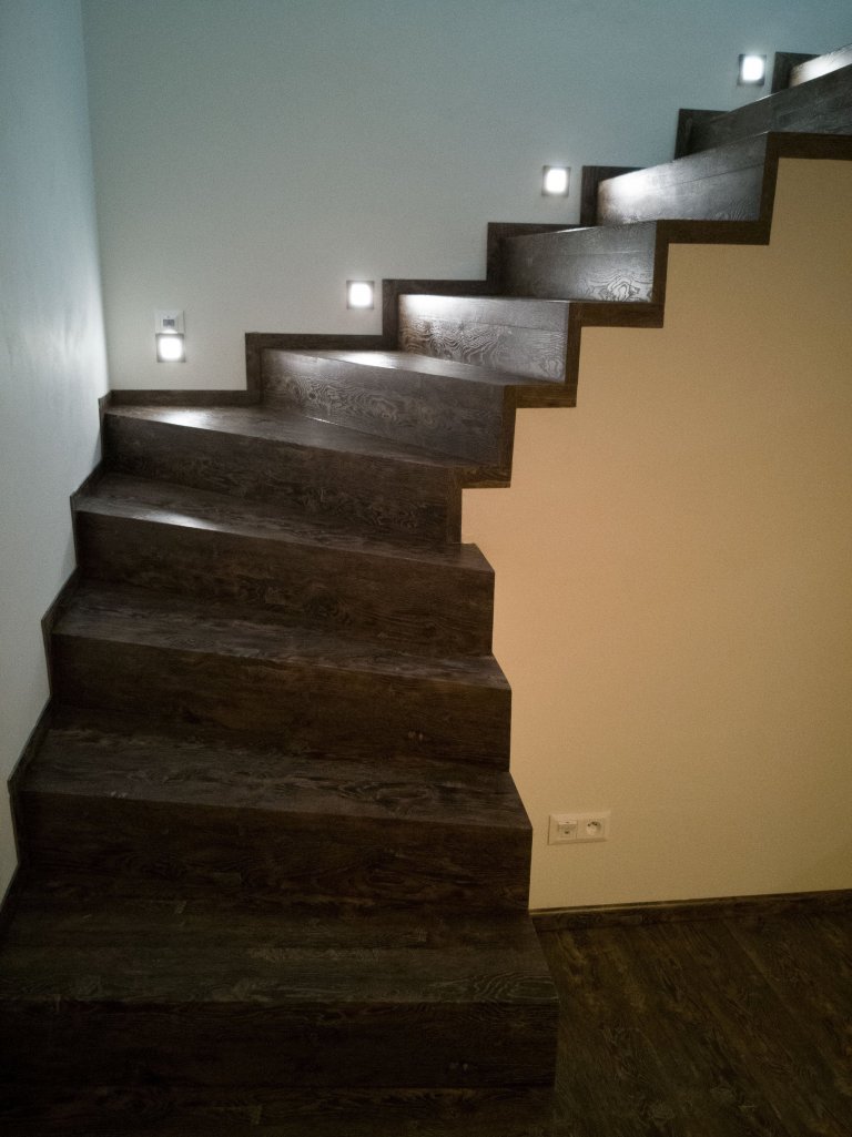 Další detail vinylových schodů