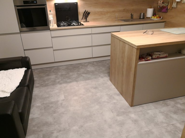 V porovnání s kamenem nebo keramickou dlažbou je vinylová podlaha pro bosé nohy mnohem příjemnější.