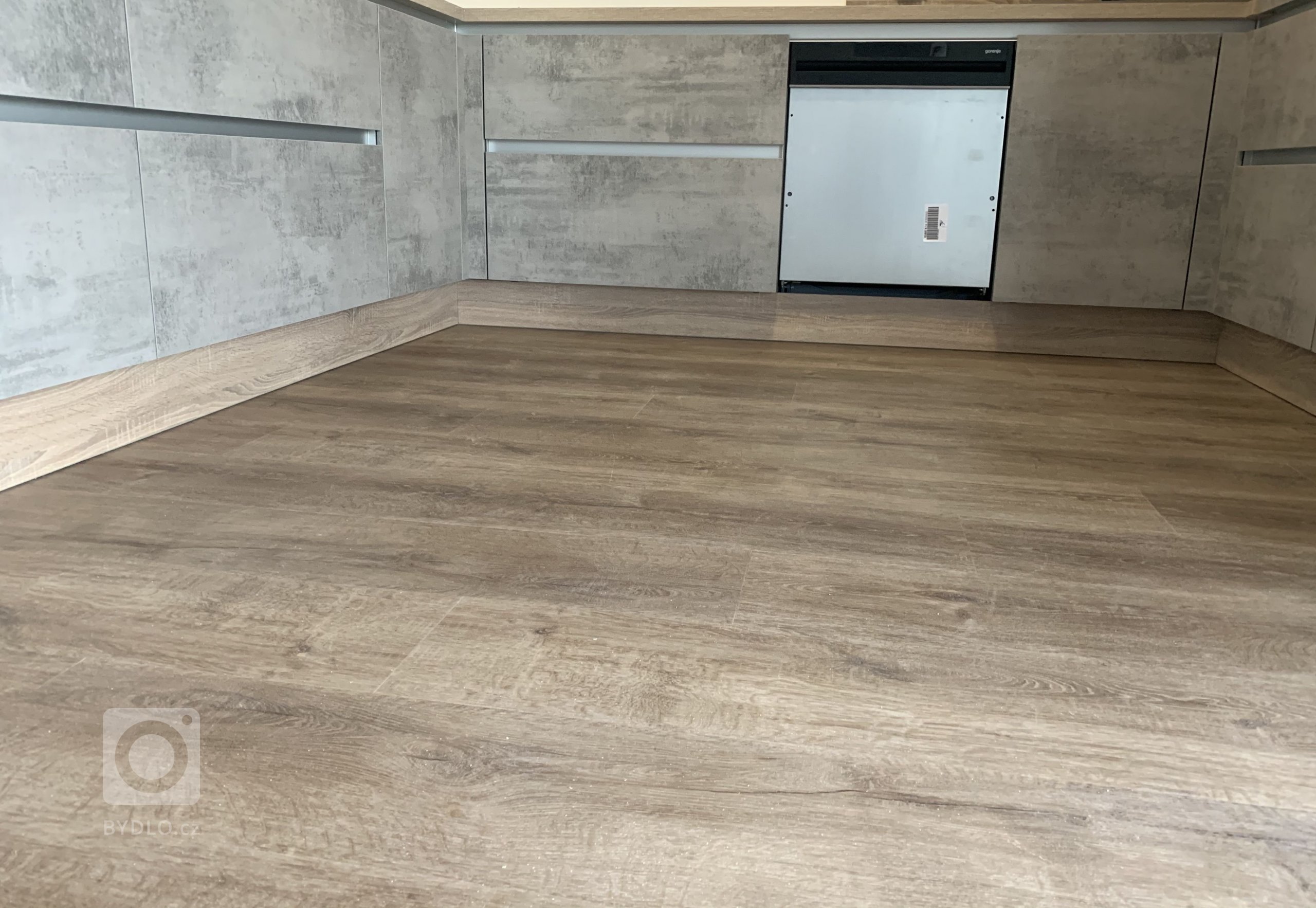 Ukázka realizace - vinylová podlaha BUKOMA PREMIUM CLICK XL - dekor Dub Barfold. Plocha celého rodinného domu je položena v jedné ploše bez přechodových lišt.…