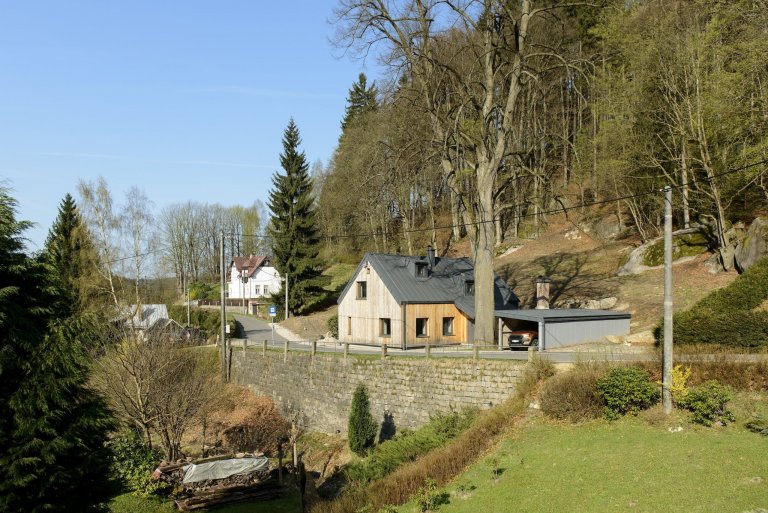 Rekonstrukce tradiční jizerskohorské chalupy byla od začátku vedena snahou o skloubení požadavků

designu, genia loci horské vsi a současného životního stylu…