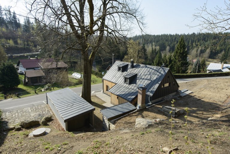 Rekonstrukce tradiční jizerskohorské chalupy byla od začátku vedena snahou o skloubení požadavků

designu, genia loci horské vsi a současného životního stylu…