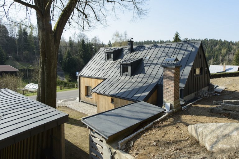 Rekonstrukce tradiční jizerskohorské chalupy byla od začátku vedena snahou o skloubení požadavků

designu, genia loci horské vsi a současného životního stylu…