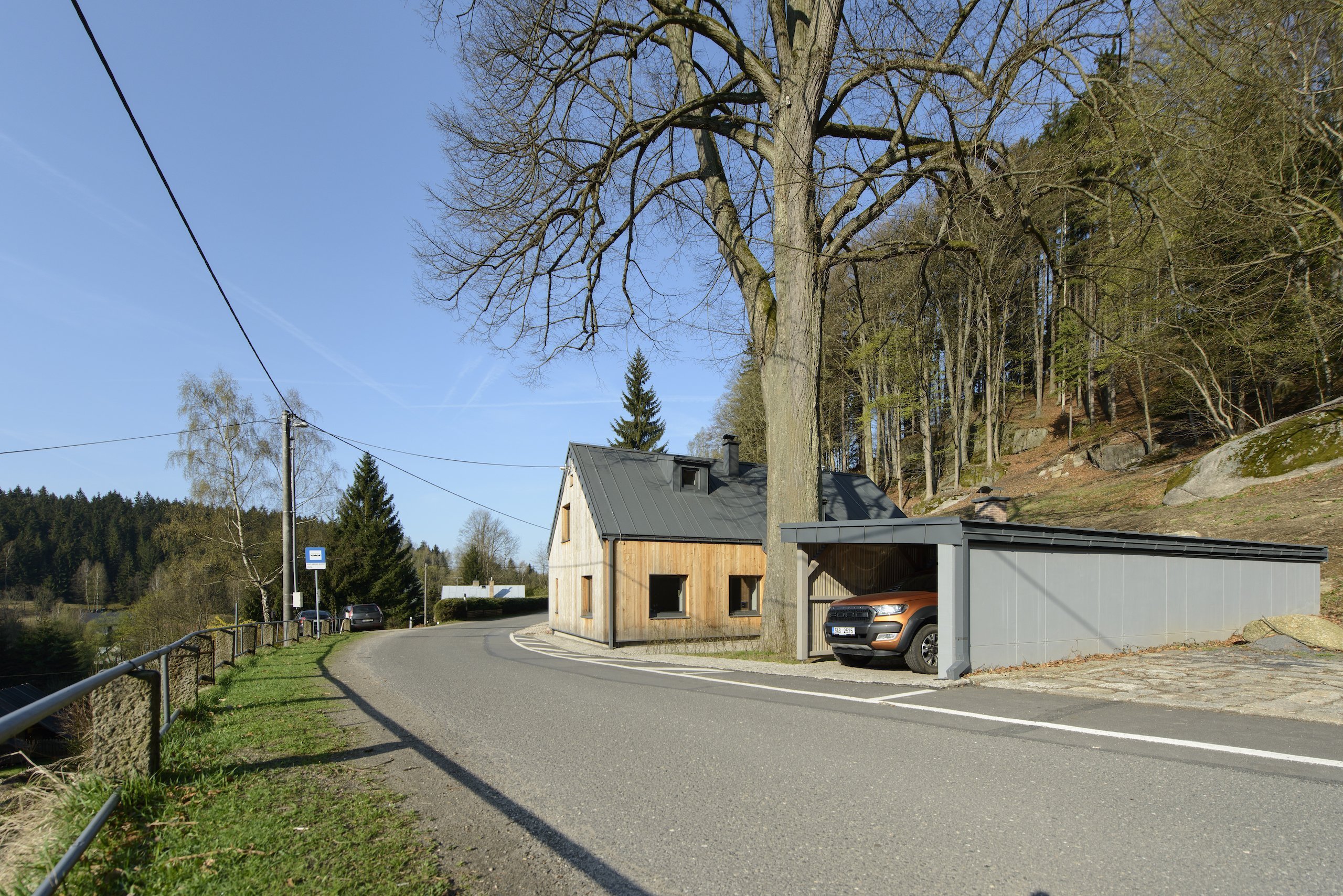 Rekonstrukce tradiční jizerskohorské chalupy byla od začátku vedena snahou o skloubení požadavků
designu, genia loci horské vsi a současného životního stylu…