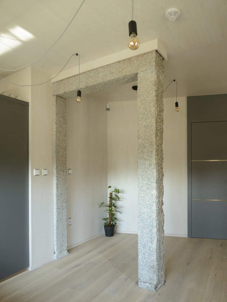 Rekonstrukce tradiční jizerskohorské chalupy byla od začátku vedena snahou o skloubení požadavků

designu, genia loci horské vsi a současného životního stylu…