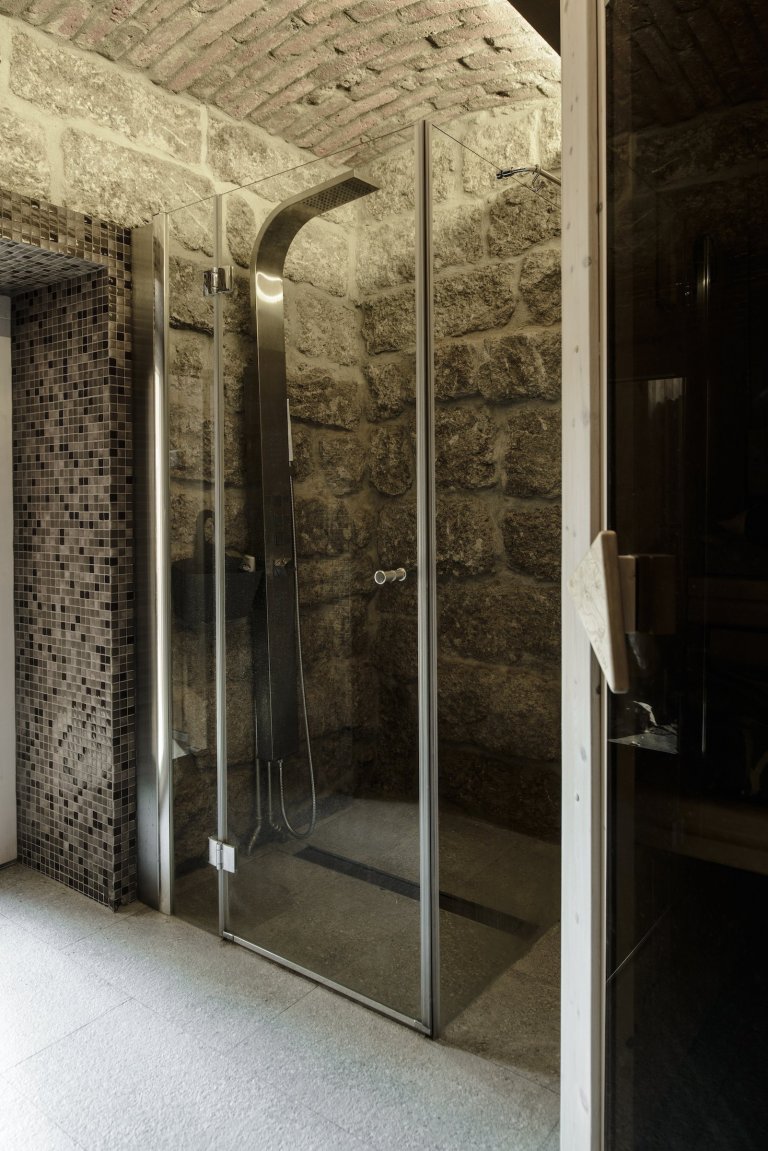 Rekonstrukce tradiční jizerskohorské chalupy byla od začátku vedena snahou o skloubení požadavků

designu, genia loci horské vsi a současného životního stylu…