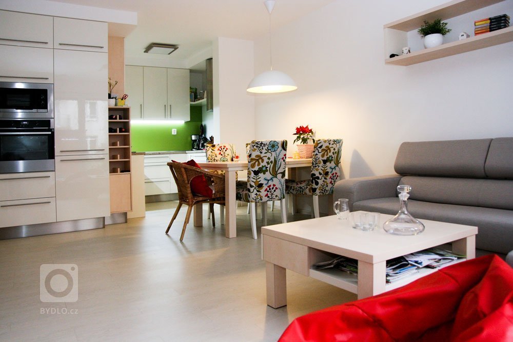 Rekonstrukci pražského panelového bytu naprojektovali architekti z&nbsp;Totostudia. Původně tmavý přízemní byt se výrazně prosvětlil. Nábytek je vyroben v&nbsp…