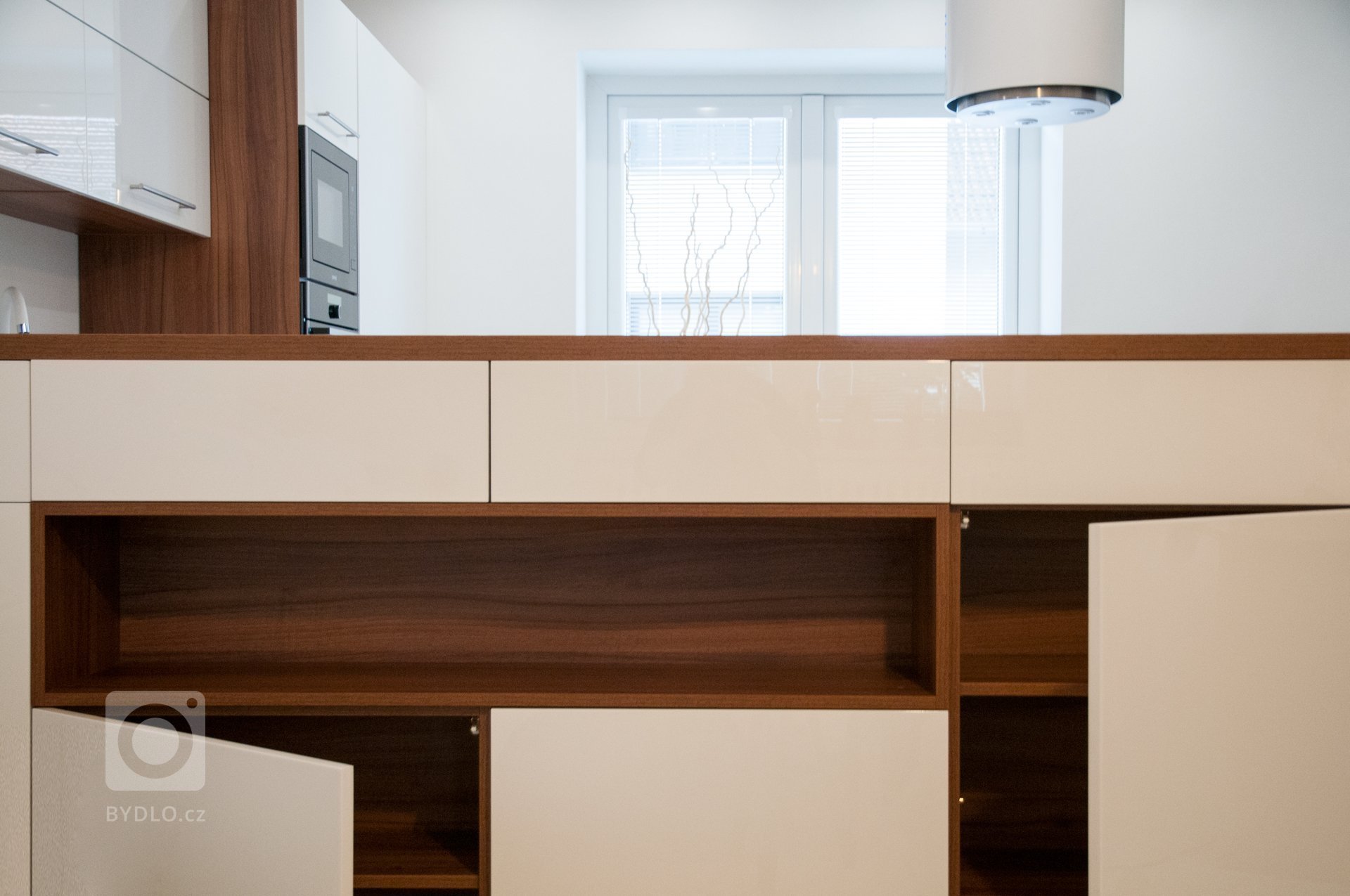 Při přestavbě rodinného domu byla stržena stěna dělící obývací část od kuchyně. Vznikla tak jedinečná prostorná místnost, která je elegantě oddělená barovým…