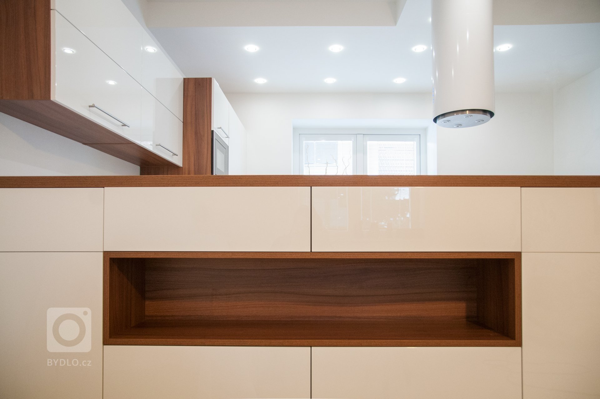 Při přestavbě rodinného domu byla stržena stěna dělící obývací část od kuchyně. Vznikla tak jedinečná prostorná místnost, která je elegantě oddělená barovým…