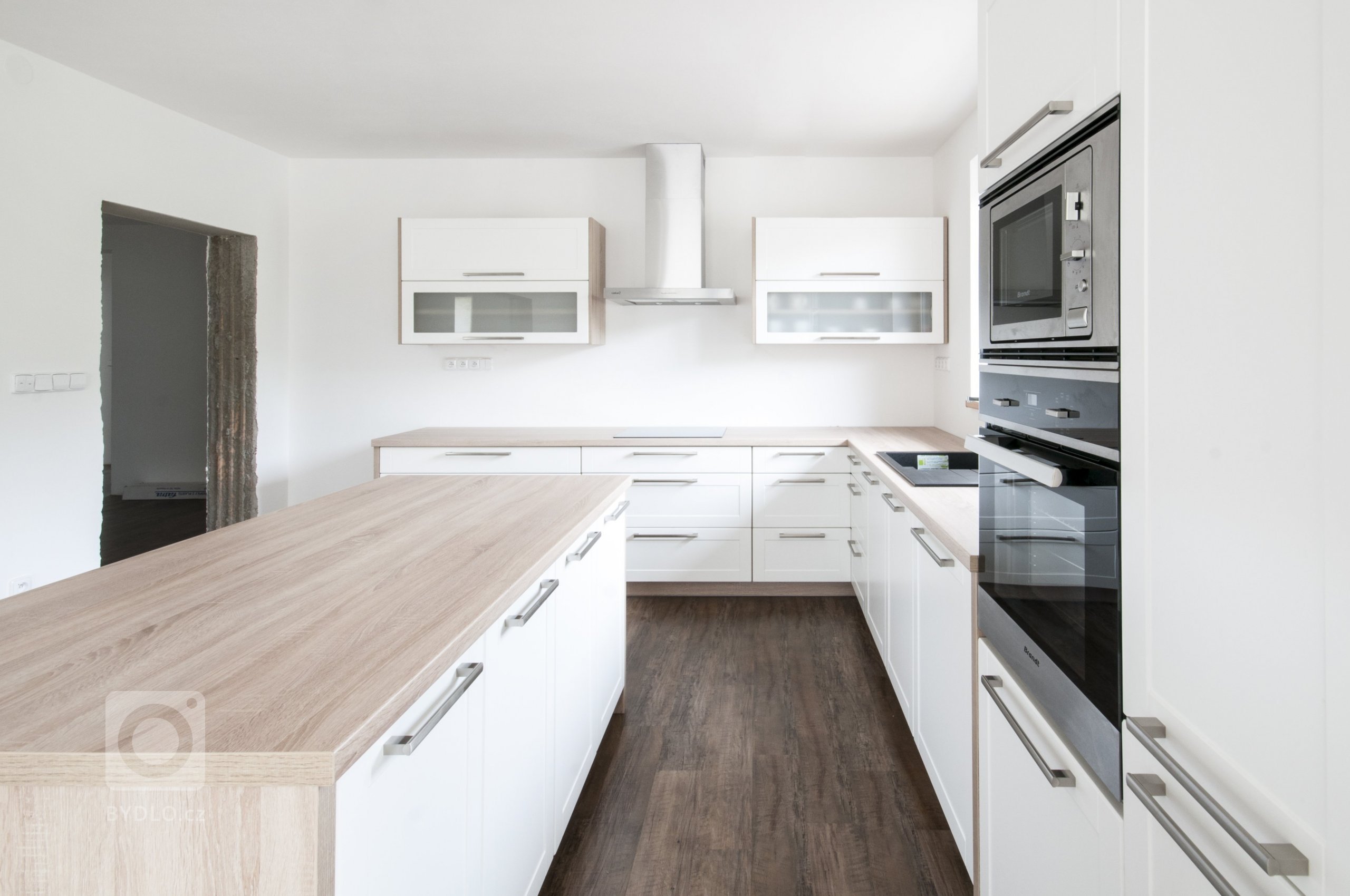 Ideální kuchyň pro mladou rodinu. Velkoryse prostorná místnost umožnila zakomponování praktického pracovního ostrůvku. Z technických prvků stojí za zmínku…