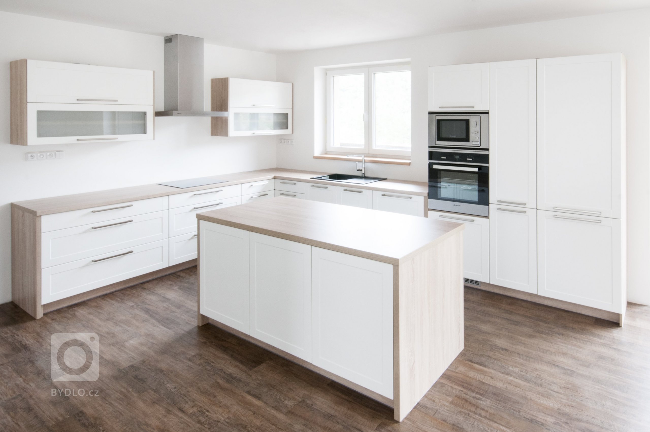 Ideální kuchyň pro mladou rodinu. Velkoryse prostorná místnost umožnila zakomponování praktického pracovního ostrůvku. Z technických prvků stojí za zmínku…