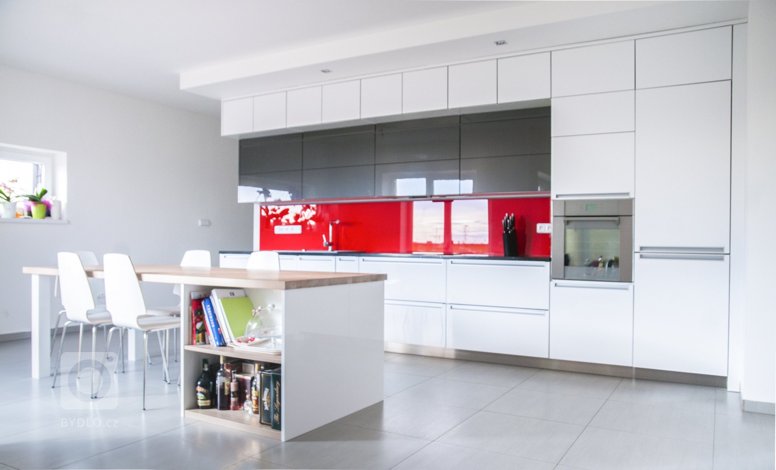Moderní minimalistický design. Hladké a rovné plochy jsou zvýrazněny bezúchytovými mechanismy a zápustnými úchyty. Luxusní punc dodávají kuchyni elegantní…