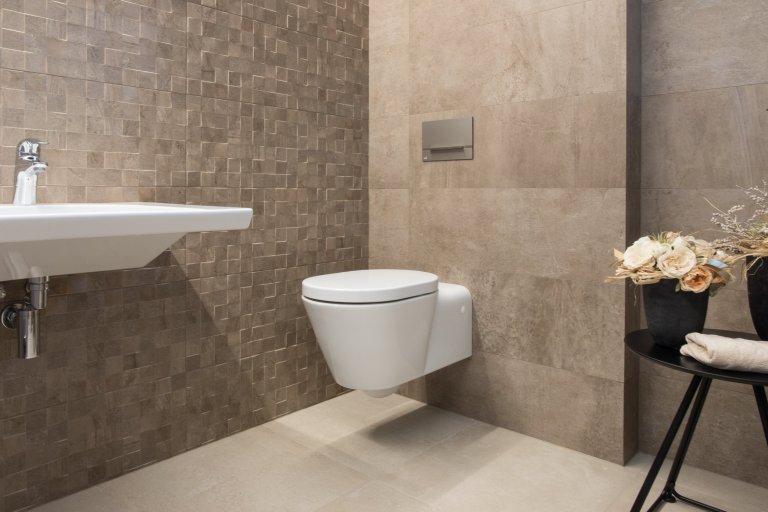 Představme si jednu z posledních realizací. Realizace moderní&nbsp;wellness zóny včetně dodávky obkladů, dlažeb a mozaiek.
