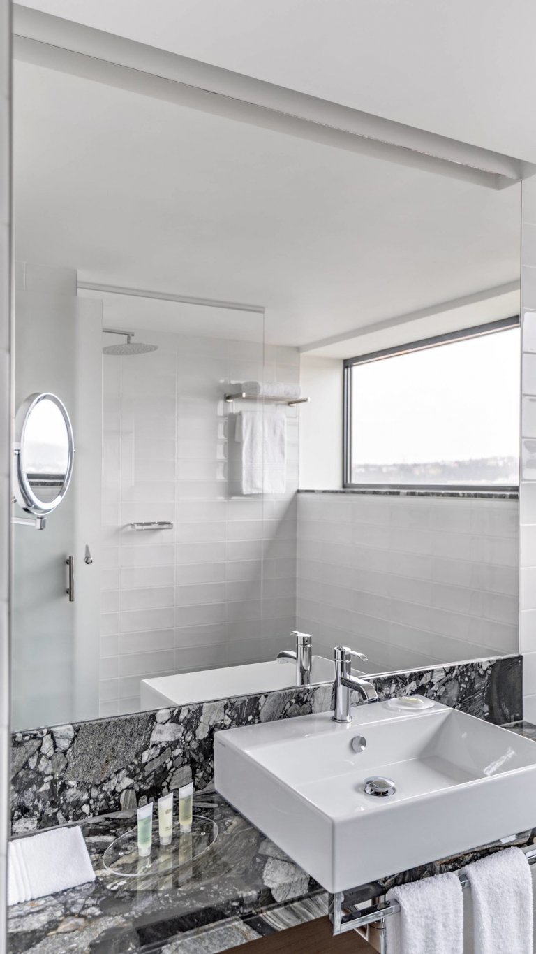 Dodávka obkladů, dlažeb a zařizovacích předmětů do luxusních koupelen hotelu Courtyard by Marriott.
