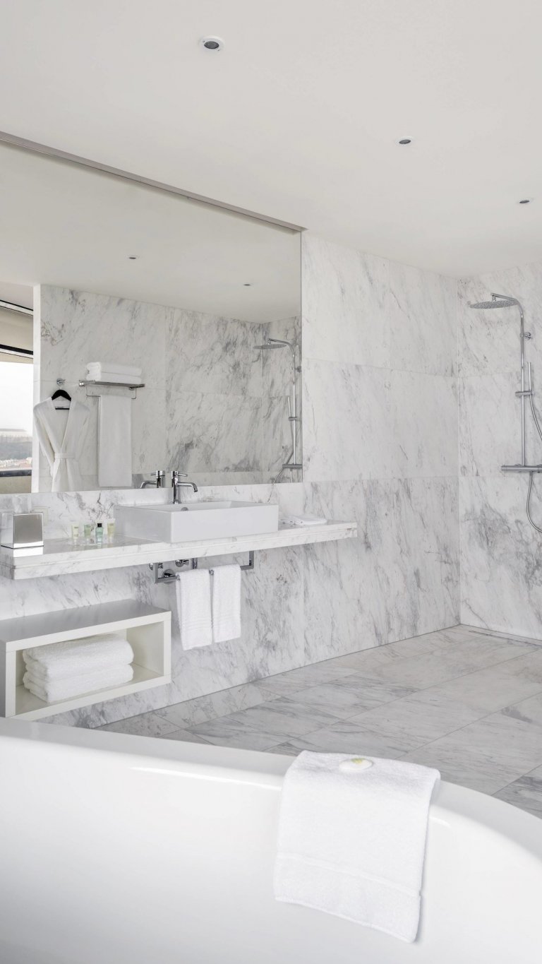 Dodávka obkladů, dlažeb a zařizovacích předmětů do luxusních koupelen hotelu Courtyard by Marriott.
