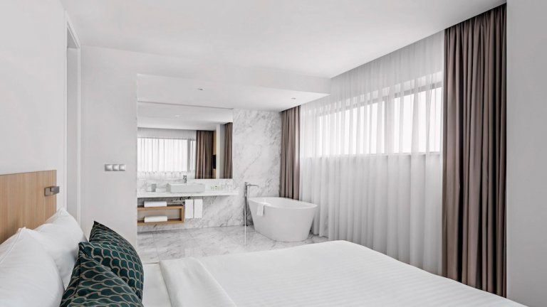 Dodávka obkladů, dlažeb a zařizovacích předmětů do luxusních koupelen hotelu Courtyard by Marriott.
