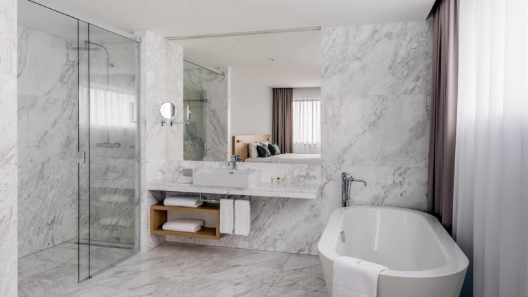 Dodávka obkladů, dlažeb a zařizovacích předmětů do luxusních koupelen hotelu Courtyard by Marriott.
