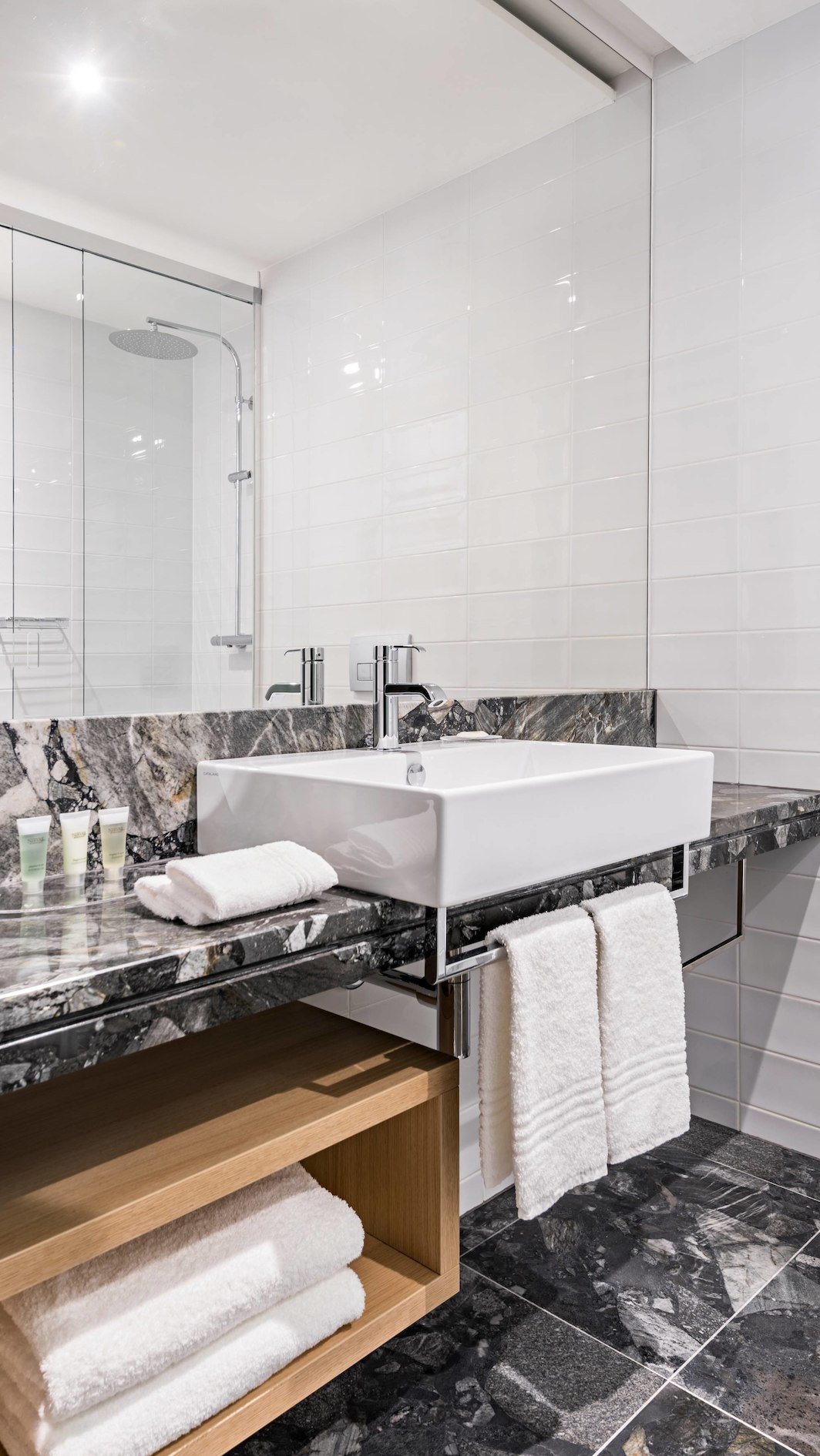 Dodávka obkladů, dlažeb a zařizovacích předmětů do luxusních koupelen hotelu Courtyard by Marriott.
