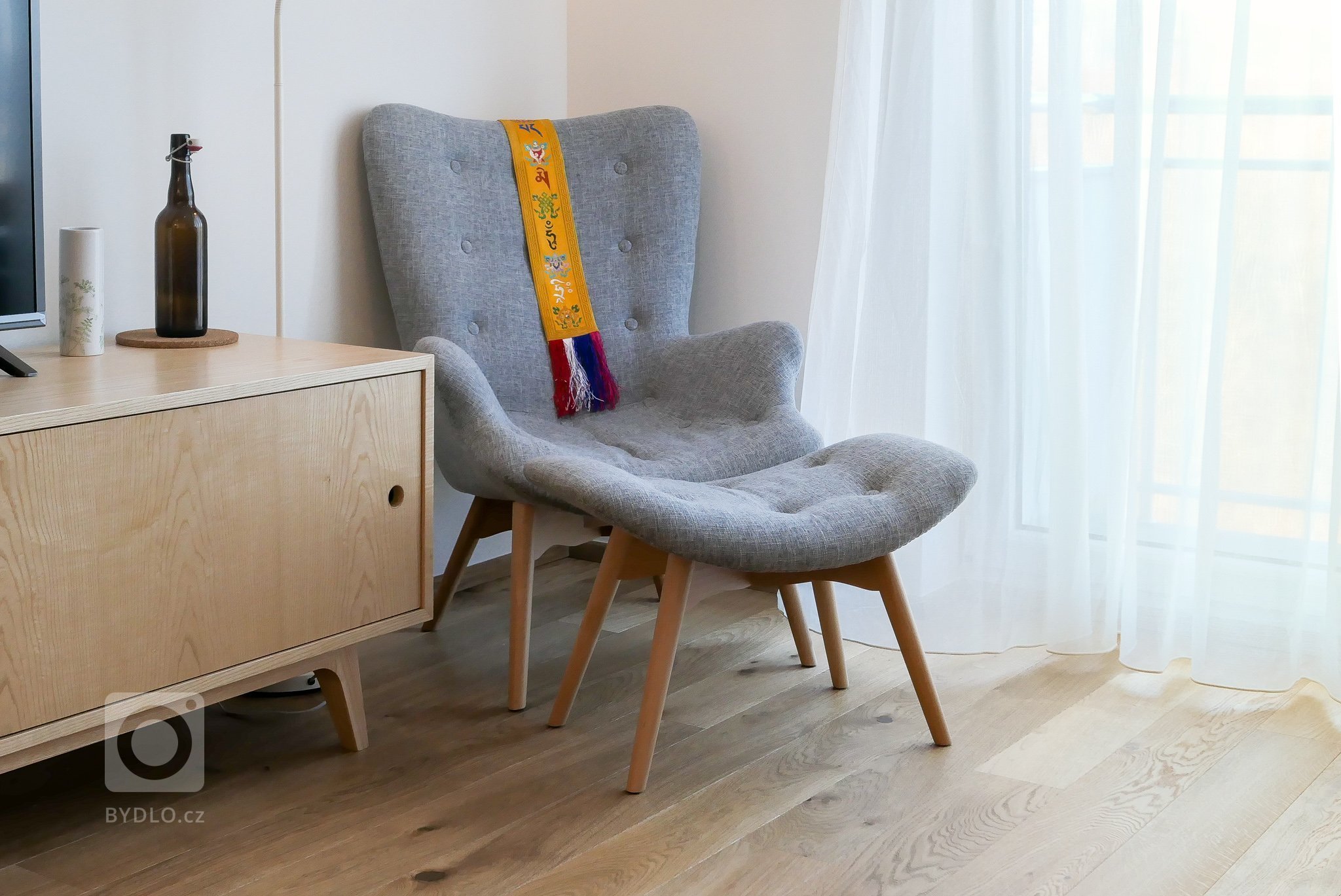 Design, který jen velmi lehce odkazuje k éře tvůrců šedesátých a sedmdesátých let.
