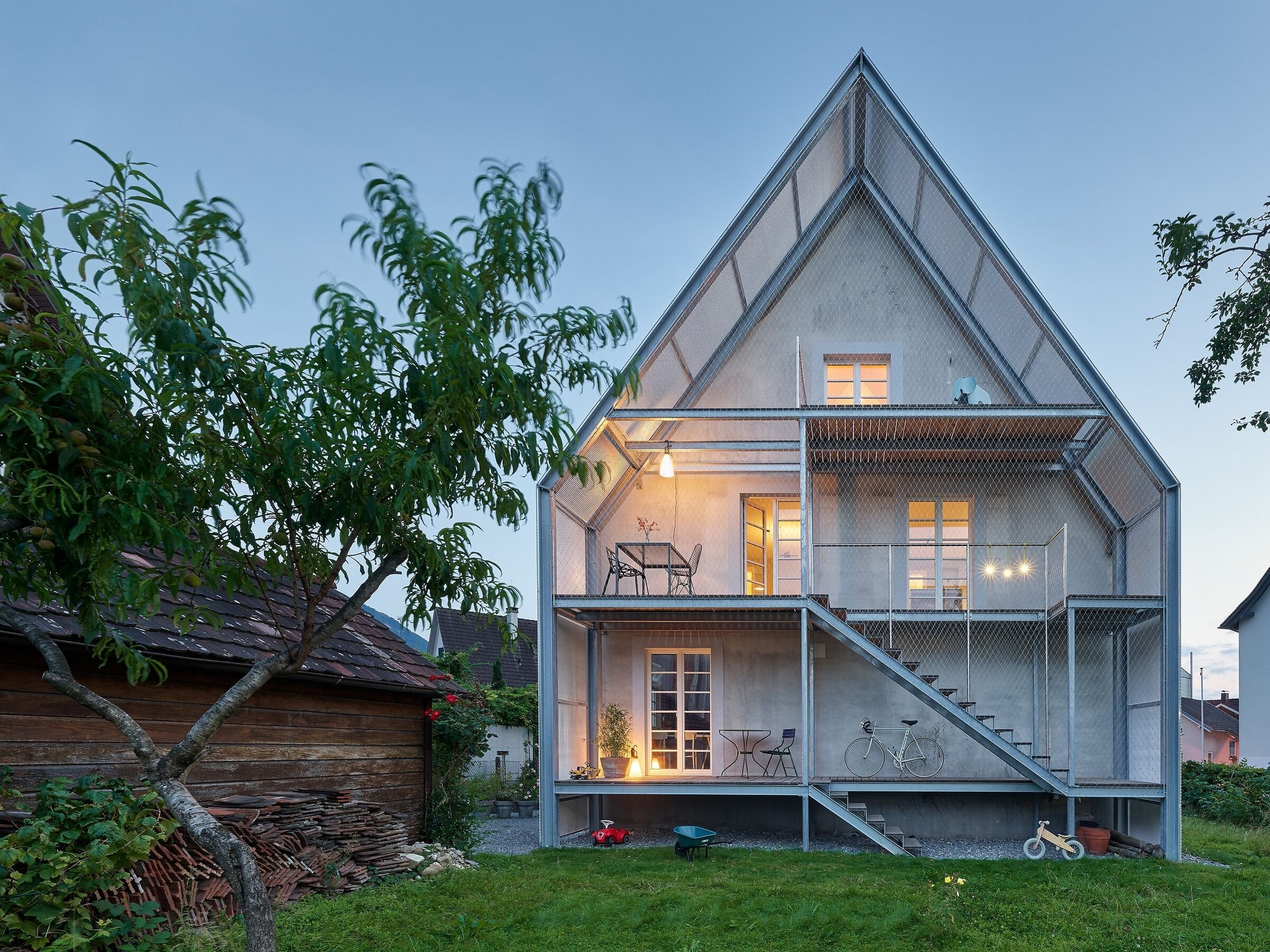 Přidali k domu vzdušnou ocelovou konstrukci