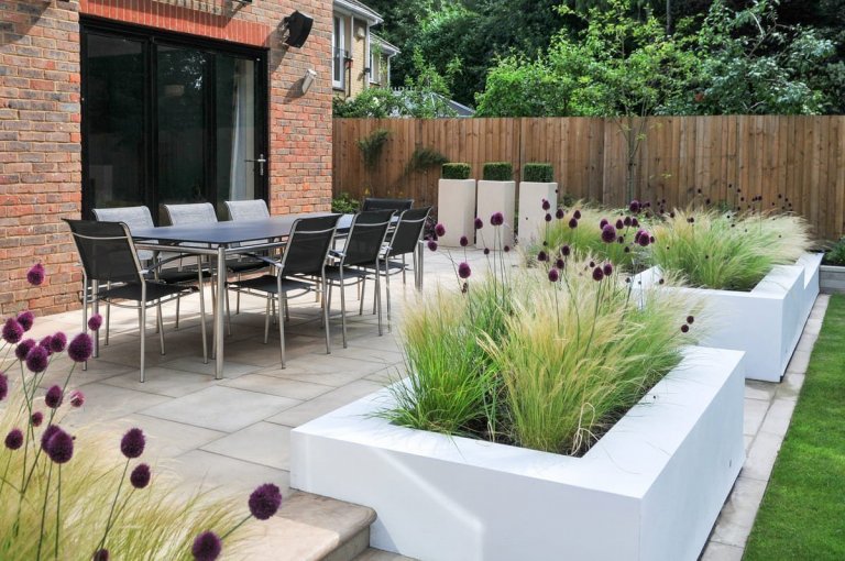 Vyvýšené záhony ocení i milovníci okrasných rostlin